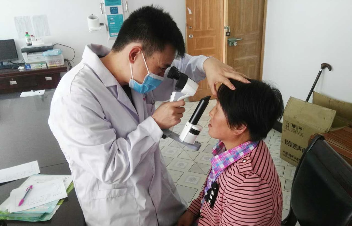 Huining patient eye examination scene