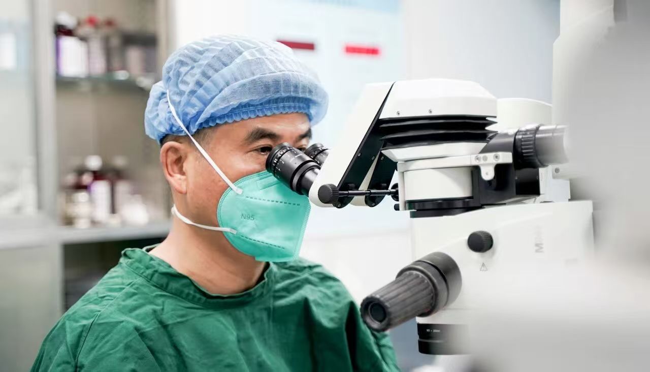 Prof. An Xiaoju in a clinical microscope setting